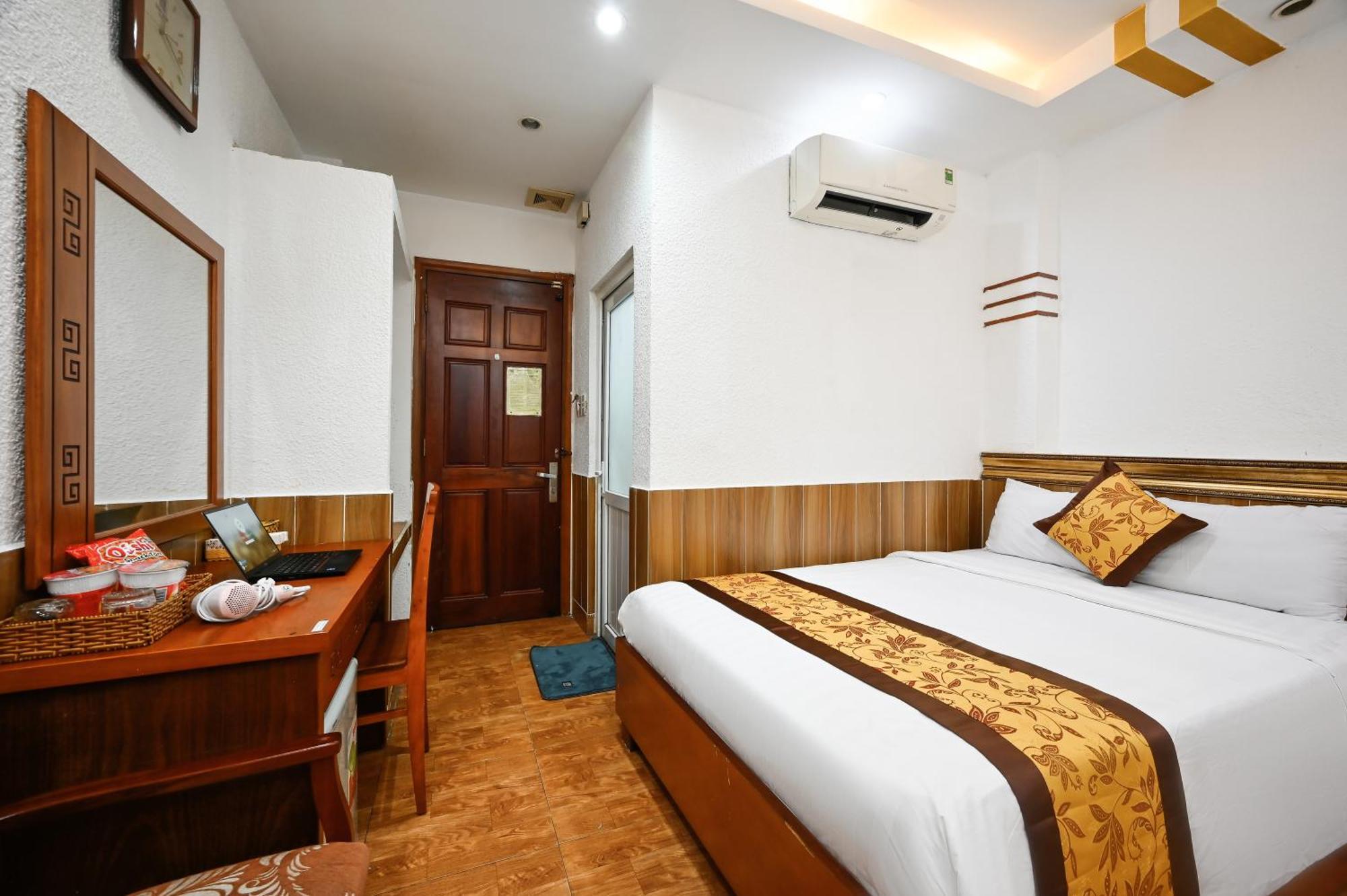 Hotel Queen Saigon Airport 3*